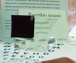 Lupa sobre texto, calendario y notas de fondo en una mesa; resaltado: "Escribo acaso, me leen".