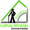 Logo von Holzbau Lothar Winkler, Zimmermeister, mit Zimmermann und grünem Dachsymbol.