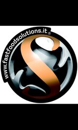 Logo di un sito web con una "S" arancione e nera su sfondo sferico. Indirizzo: fastfoodsolutions.it.