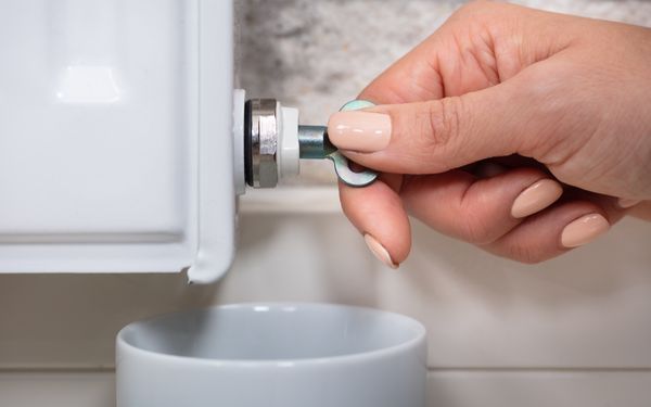Heizung wird entlüftet mit Heizschlüssel