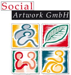Logo mit dem Text "Social Artwork GmbH", vier bunten Symbolen: Blätter, Figuren und Muster.