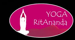 Weißer Umriss einer Yogaposition auf rosa Hintergrund mit dem Text "YOGA RitAnanda".