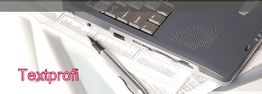 Laptop und Stift auf Zeitung, mit dem Wort "Textprofi" links unten abgebildet.