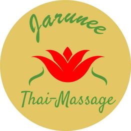 Goldenes Logo mit roter Blume und grünem Text: "Jarunee Thai-Massage".