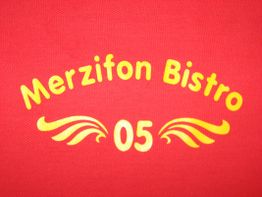 Roter Hintergrund mit gelber Aufschrift: "Merzifon Bistro 05" und dekorativen Elementen.