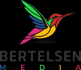 Buntes Kolibri-Logo mit Schriftzug "Bertelsen Media" auf schwarzem Hintergrund.