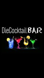 Vier bunte Cocktails und der Schriftzug "Die Cocktail Bar" auf schwarzem Hintergrund.