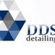 Hexagonale geometrische vorm met blauwe schakeringen en de tekst "DDS detailing" aan de rechterkant.