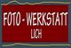 Rotes Schild mit weißem Text: "FOTO - WERKSTATT LICH", eingerahmt von goldenen Linien.