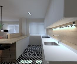 Cocina moderna con encimera blanca, azulejo geométrico y luz cálida bajo gabinetes.