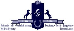 Logo mit zwei Pferden, Initialen "J.S.", und Dienstleistungen rund um Reitunterricht seit 2010.