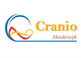 Logo met blauwe, rode en gele vormen en tekst: "Cranio Harderwijk" in oranje en rood.