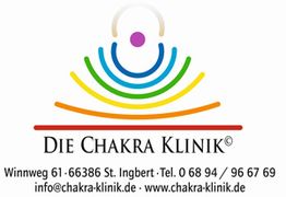 Logo der Chakra Klinik mit bunten Linien und Kontaktinfos, darunter eine Website-Adresse.