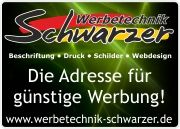 Werbetechnik-Schwarzer-Logo mit Slogan und Website für günstige Werbung auf schwarzem Hintergrund.