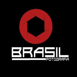 Logotipo com texto "Brasil Fotografia" e ícone de obturador vermelho sobre fundo preto.