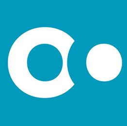 Logotipo con un semicírculo grande y un círculo pequeño en fondo azul.