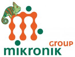 Ein grünes Chamäleon auf dem orangen Logo der Mikronik Group mit grünen Punkten.
