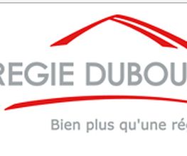 Logo von Regie Duboux SA mit rotem Dachsymbol und Slogan: "Bien plus qu'une régie".