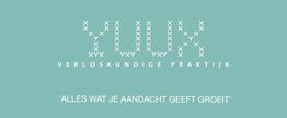 Logo van praktijk YUUX met de tekst 'Verloskundige Praktijk' en 'Alles wat je aandacht geeft groeit'.