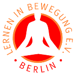 Logo mit stilisiertem Menschen in Lotusposition, umgeben von "Lernen in Bewegung e.V. Berlin".
