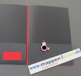 Schwarze Mappe mit rotem Rand, USB-Stick und www.mappeforum.de-Aufkleber.