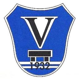 Blaues Wappen mit großem "V", darunter "1932" und ein stilisiertes Schwarz-Weiß-Design.