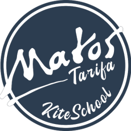 Logotipo circular con el texto "Matos Tarifa KiteSchool" en estilo caligráfico negro.