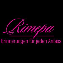 Rosa Aufschrift "Rimepa: Erinnerungen für jeden Anlass" auf schwarzem Hintergrund.