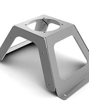 Metallhalterung mit rechteckigen Öffnungen und rundem Loch oben, auf weißem Hintergrund.