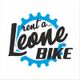 Logo: "rent a Leone BIKE" in schwarzer Schrift, umgeben von einem blauen Zahnrad, auf weißem Hintergrund.