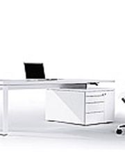 Weißer Schreibtisch mit Laptop und Bürostuhl vor weißem Hintergrund.