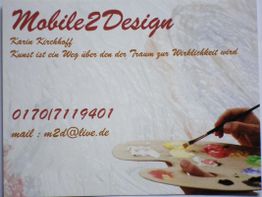 Karte: "Mobile2Design", Künstlerzitat, Kontaktinfos, Hand mit Farbpalette und Pinsel.