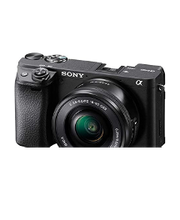 Cámara Sony negra con lente, vista frontal y ligera inclinación.