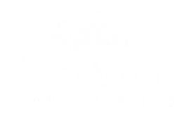 Logo de Mas Vilar con una piña y ramas, texto "Turisme rural Montseny" en blanco sobre negro.
