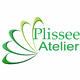Logo mit grünem stilisiertem Plissee-Muster und dem Schriftzug "Plissee Atelier".