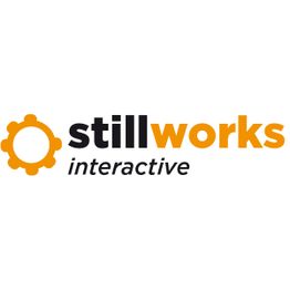 Logo von "stillworks interactive" mit Zahnrad-Symbol in Orange und schwarzem Text.