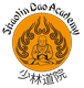Logo der Shaolin Dao Academy mit Mönch in sitzender Position in einem orangefarbenen Kreis.