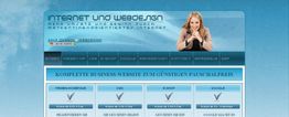 Webseite mit blauem Design, Frau oben rechts, Überschrift: "Internet und Webdesign".