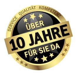 Goldenes Abzeichen mit „Über 10 Jahre für Sie da“ und Sternen, Service, Qualität, Kompetenz.