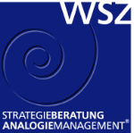 Blaues Logo mit einer Spirale, Text: "WSZ STRATEGIEBERATUNG ANALOGIEMANAGEMENT®".