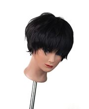 Testa di manichino con parrucca corta nera e trucco evidente.