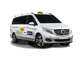 Furgone taxi bianco con logo e numero di contatto sul lato, marchio Mercedes-Benz.