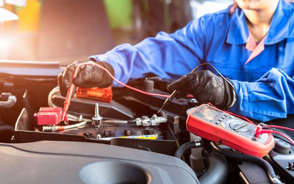 Multimeter wird an einem Auto benutzt