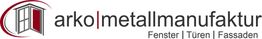 Logo von arko metallmanufaktur mit Symbol eines Gebäudes. Text: Fenster | Türen | Fassaden.