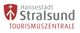 Logo der Hansestadt Stralsund Tourismuszentrale mit rotem Wappen und eleganter Schrift.