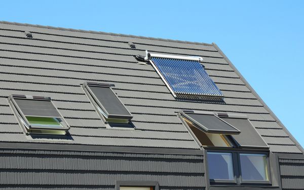 Automatisierte Dachfenster mit Solarpanelen