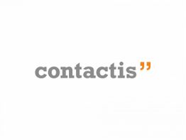 Logo mit dem Wort "contactis" in Grau, daneben zwei orange Anführungszeichen.