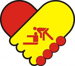 Herzform mit roter und gelber Hälfte, darin zwei stilisierte Figuren in Kampfsporthaltung.