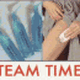 Person reinigt Knöchel, Flaschen im Hintergrund, Text: "TEAM TIME OUT".