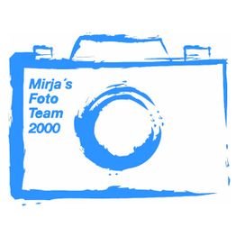 Stilisierte blaue Kamera mit Text "Mirja's Foto Team 2000" auf weißem Hintergrund.